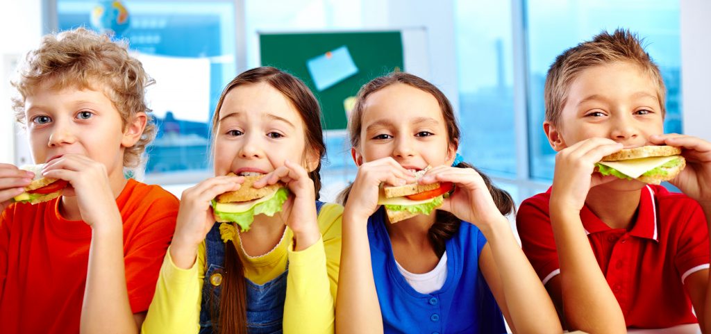 Okul Çağındaki Çocuklar Nasıl Beslenmeli?