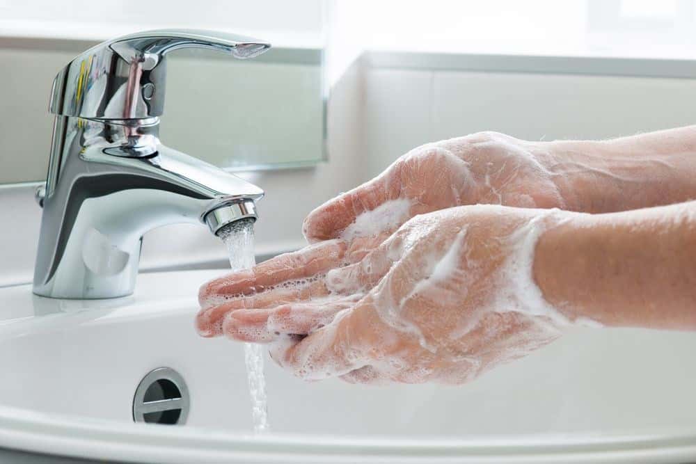 Elini yıkayan bir kadın elleri