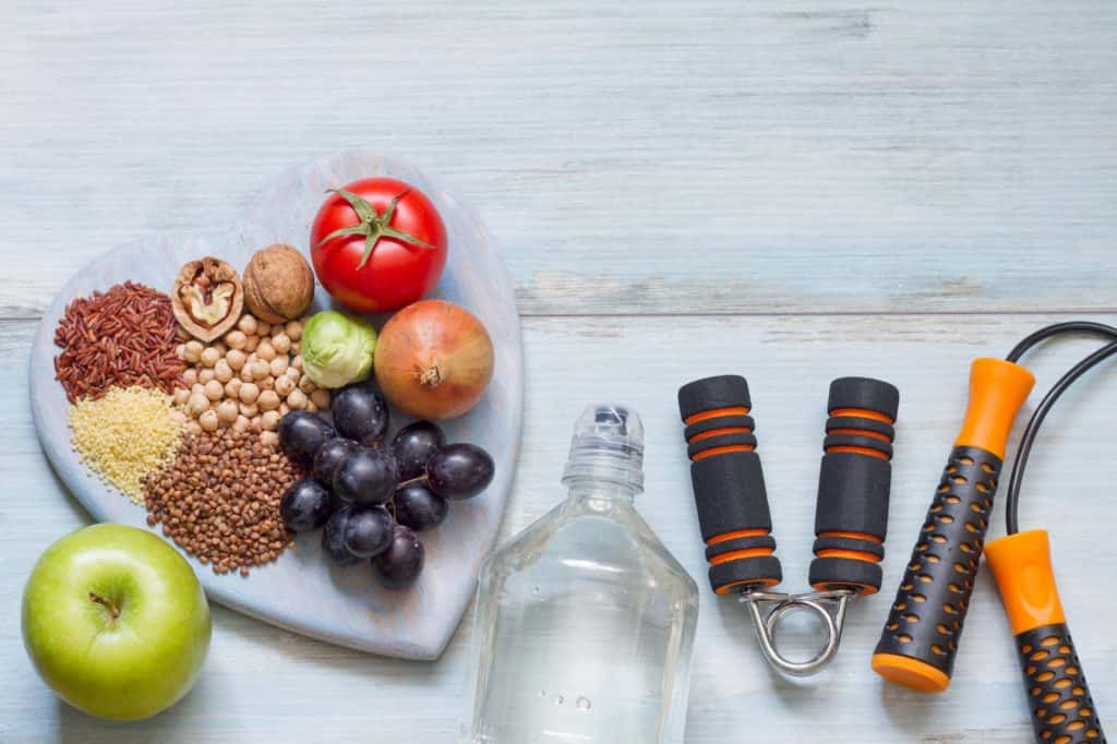 Sağlıklı besinler ve spor aletleri